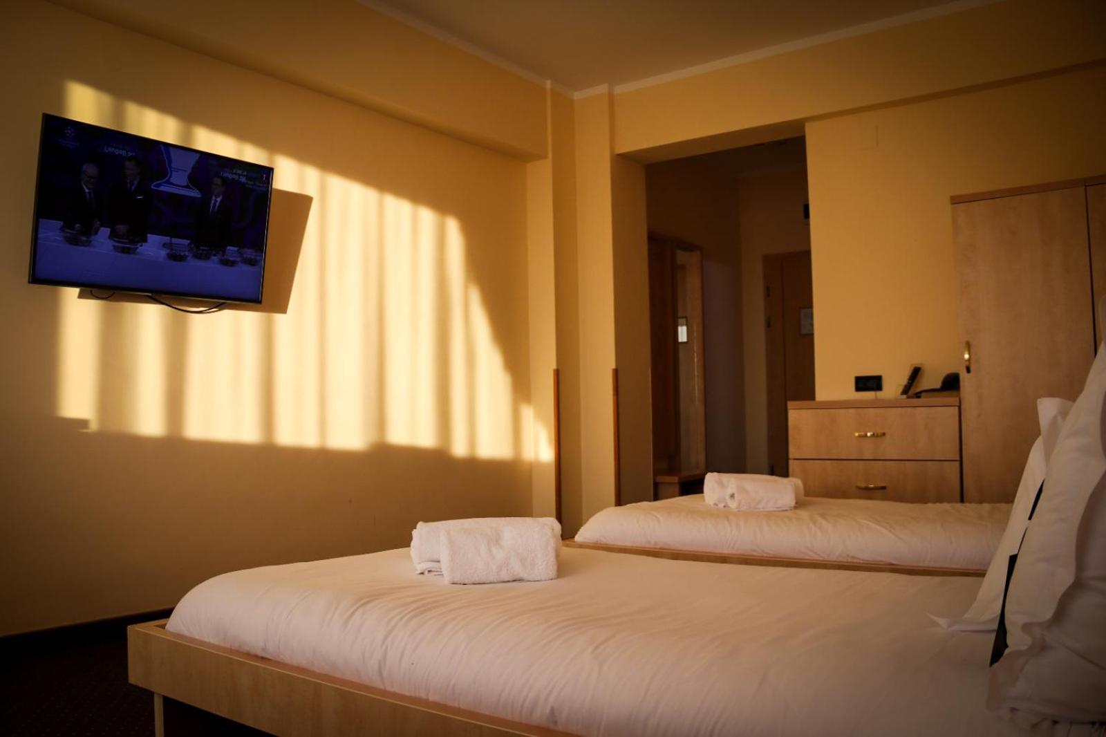 Hotel Clipa โดรเบตา-ตูร์นู เซเวริน ภายนอก รูปภาพ